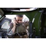 Un marsouin du 2e régiment d'infanterie de marine (RIMa) contrôle le bon fonctionnement de la radio de bord d'un véhicule blindé léger (VBL) à Tapa, en Estonie.