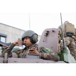 Un marsouin du régiment d'infanterie-chars de marine (RICM) communique par radio en trappe d'un engin blindé à roues et canon AMX-10 RC à Tapa, en Estonie.