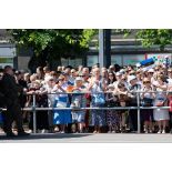 Rassemblement de civils pour une cérémonie à Narva, en Estonie.