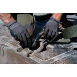 Un soldat du 503e régiment du train pose une manille sur la remorque d'un porte-char modulaire (PCM) Sisu à Tapa, en Estonie.