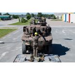 Le brigadier-chef Ludovic du 503e régiment du train (RT) guide le chargement des engins blindés de reconnaissance et de combat (EBRC) Jaguar à bord de porte-chars modulaires (PCM) Sisu à Tapa, en Estonie.