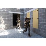 Le caporal-chef Flavie du 11e régiment d'artillerie de marine (RAMa) progresse dans un bâtiment avec son binôme britannique à Rabasaare, en Estonie.