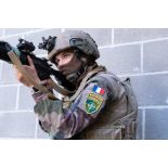 Le caporal-chef Flavie du 11e régiment d'artillerie de marine (RAMa) progresse dans un bâtiment à Rabasaare, en Estonie.