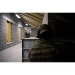 Un bigor du 11e régiment d'artillerie de marine (RAMa) progresse dans un bâtiment sous le regard d'un instructeur britannique du Royal Regiment of Artillery à Rabasaare, en Estonie.