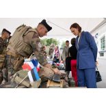 Des soldats du 3e régiment d'infanteire de marine (RIMa) présente leur matériel à des invités à Tallinn, en Estonie.