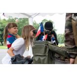 Des enfants regardent à travers des jumelles Vector 21 à Tallinn, en Estonie.