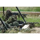 Groupe de tireurs d'élite aux fusils de précision FR-F2 et  PGM modèle F1 Hécate 12,7 mm en tenue de camouflage pour snipers en phase d'observation sur le plateau du Larzac.