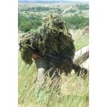 Tireur d'élite au fusil PGM modèle F1 Hécate 12,7 mm avec sa tenue de camouflage pour snipers se déplacant.