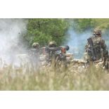 Deux tireurs munis de leurs LRAC (lance-roquettes antichar) tirent derrière un muret.