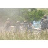 Deux tireurs munis de leurs LRAC (lance-roquettes antichar) tirent derrière un muret.