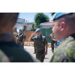 Le lieutenant général espagnol Aroldo Lazaro Saenz passe les troupes en revue pour une cérémonie à Deir Kifa, au Sud-Liban.