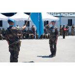 Le colonel Christophe de Ligniville du 1er régiment de hussards parachutistes (RHP) salue le drapeau des Nations Unies pour une cérémonie à Deir Kifa, au Sud-Liban.