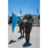 Le colonel Christophe de Ligniville du 1er régiment de hussards parachutistes (RHP) rend les honneurs au drapeau des Nations Unies pour une cérémonie à Deir Kifa, au Sud-Liban.