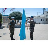 Le colonel Christophe Maurin du 1er régiment de spahis (RS) reçoit le drapeau des Nations unies des mains du lieutenant général espagnol Aroldo Lazaro Saenz à Deir Kifa, au Sud-Liban.