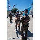 Le colonel Christophe Maurin du 1er régiment de spahis (RS) remet le drapeau des Nations unies à son porte-drapeau à Deir Kifa, au Sud-Liban.