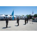 Le colonel Christophe Maurin du 1er régiment de spahis (RS) salue le drapeau des Nations unies à Deir Kifa, au Sud-Liban.