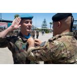 Le colonel Christophe de Ligniville du 1er régiment de hussards parachutistes (RHP) est décoré de la médaile de la valeur militaire libanaise à Deif Kifa, au Sud-Liban.