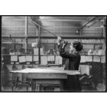 Saint-Etienne, manufacture d'armes. Vérification de l'intérieur d'un canon de fusil. [légende d'origine]