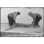 La neige et le gel causent des problèmes de circulation, du bois vient renforcer les routes.