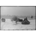 Des traineaux apportent du ravitaillement.