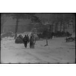 Des traineaux apportent du ravitaillement.