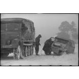 Dépannage d'une Kübelwagen  WH-1484 997 par un Sd.kfz.7 ou 8 (WH-1535122).