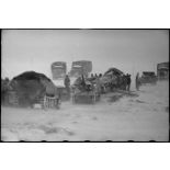 Sous une tempête de neige et du vent, la progression ou la retraite de véhicules chenillés de type Sd.Kfz. 251.