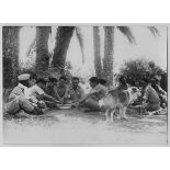 [Algérie, 1956. Un repas partagé par des militaires français.]