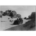 [Algérie, 1956. Un déplacement de militaires français dans des jeeps.]