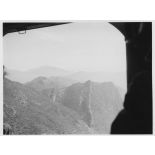 Gorges de l'oued Djurdjeur le 21 mars 1956. Au fond le Douar Djemila. Petite Kabylie !!! [légende inscrite au dos de la photographie]