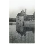 [Un château entouré d'une pièce d'eau].