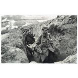 [Des brancardiers évacuent un blessé dans une tranchée en mai 1915].