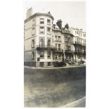[Des immeubles bordent une rue d'une ville en Angleterre].