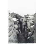 [Un soldat français observe le cadavre d'un soldat allemand dans une tranchée].