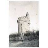 [Un soldat devant la tour crénelée du Moulin Topart].