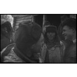 Medyn - Woronov. [Un groupe d'hommes devant un abri en bois].<br> [Description en cours]