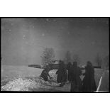 Medyn - Woronov. [Un groupe de soldats qui déblaient la neige sur une route]. [Description en cours]