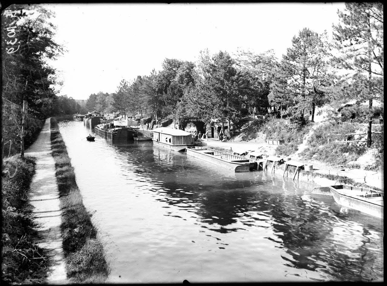 ImagesDéfense Les bords du canal de l'Aisne à la Marne près