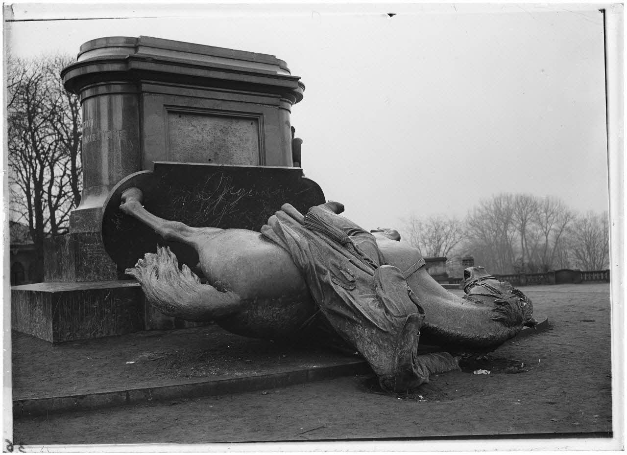 ImagesDéfense Statue de Guillaume Ier jetée au bas de son piédestal à