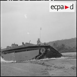 ImagesDéfense - 87 Un LVT-4 (Landing Vehicle Tank - 