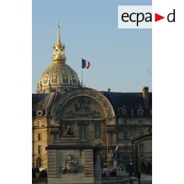 ImagesDéfense - Le dôme des Invalides avec le drapeau français.