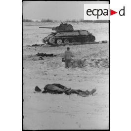 imagesd-fense-un-cadavre-de-soldat-sovi-tique-au-second-plan-un-t