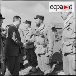 ImagesDéfense - Jacques Chaban-Delmas serre la main du capitaine ...