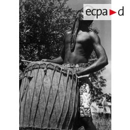 ImagesDéfense - République centrafricaine, Bangui, 1949. Tam-tam Mobaye.