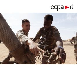 ImagesDéfense - Un soldat malien suit une instruction au tir de mortier ...
