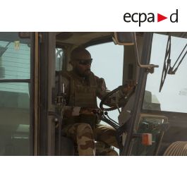 ImagesDéfense - Une sapeur du 25e régiment du génie de l'air (RGA ...