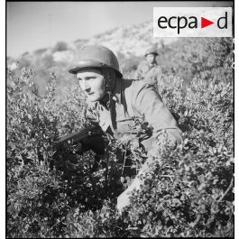 ImagesDéfense - Portrait d'un commando d'Afrique progressant dans le ...