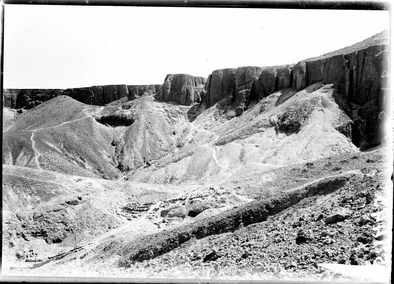 Thèbes. Egypte. La vallée des rois. Entrée du tombeau d'Aménophis II. [légende d'origine]