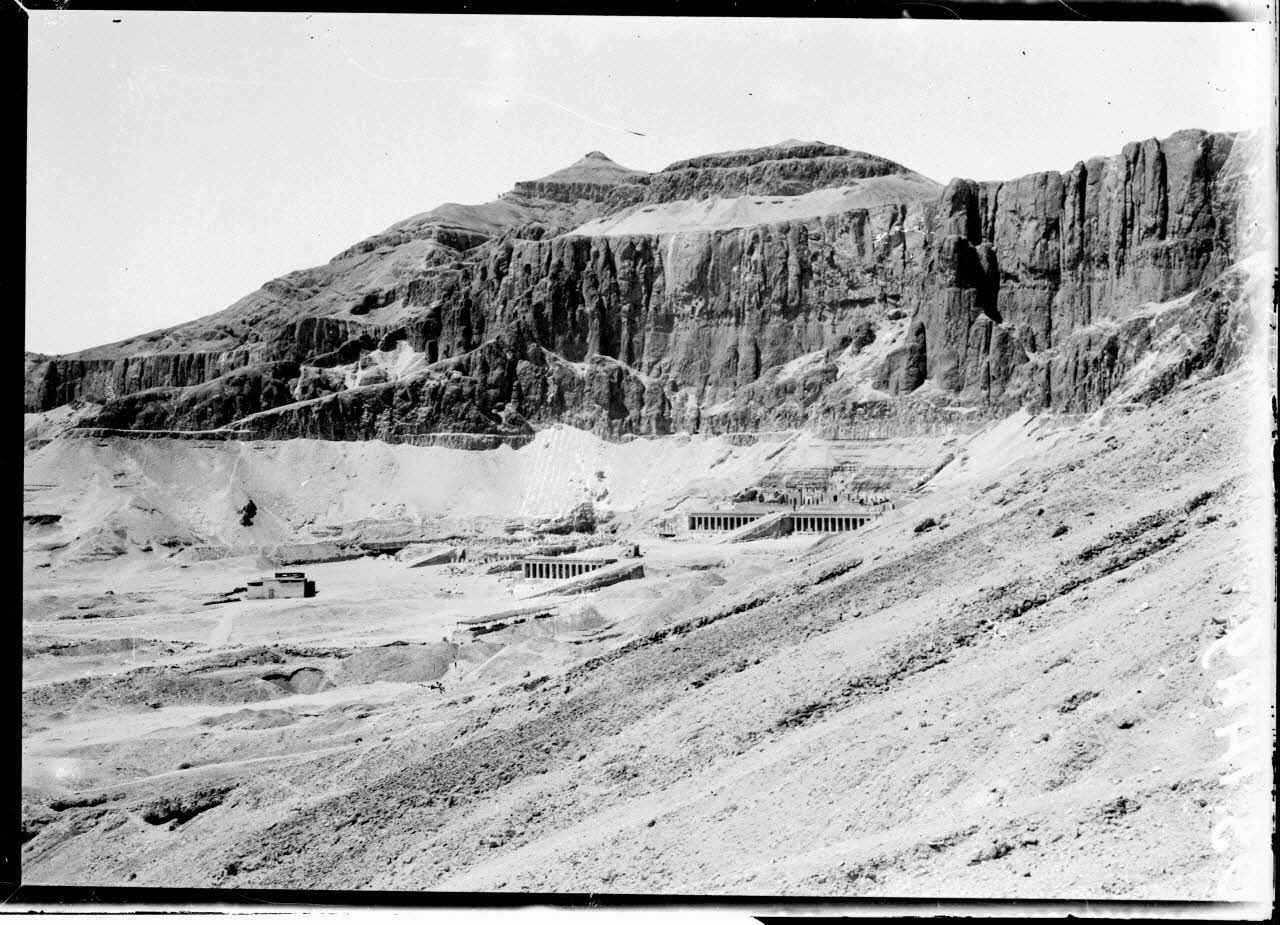 Thèbes. Egypte. Cirque et temple de Deir El Bahri. [légende d'origine]