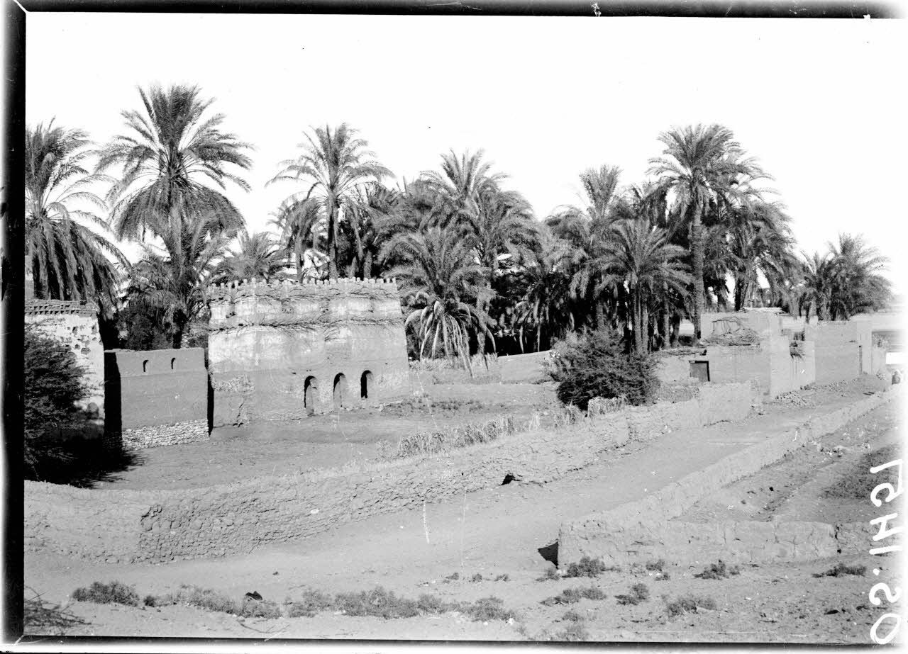 Thèbes. Egypte. Village avec colombier en face de Louqsor. [légende d'origine]